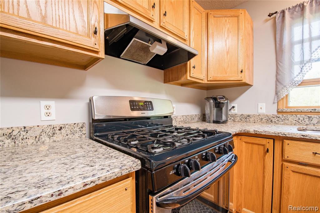 2107 Fisk Road Howell, MI 48843 - Photo 6 of 30