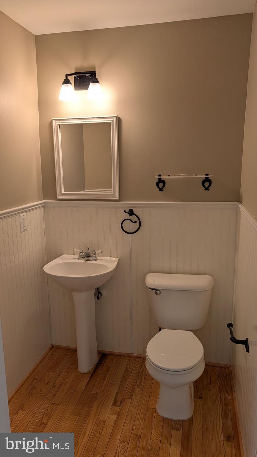 19919 Ridgecrest Square Ashburn, VA 20147 - Photo 5 of 22 a bathroom with a toilet a sink and mirror