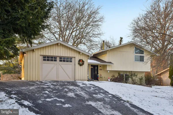 a view of a house with a yard and garage