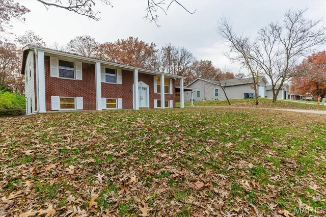 $325,000 | 27 Laura Drive, St. Peters, MO 63376