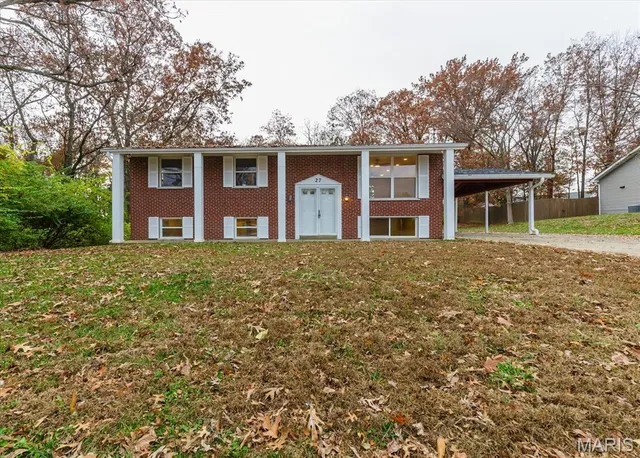$325,000 | 27 Laura Drive, St. Peters, MO 63376
