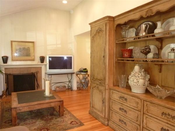 170 Middlesex Road Chestnut Hill, MA 02467 - Photo 4 of 7 a living room with furniture