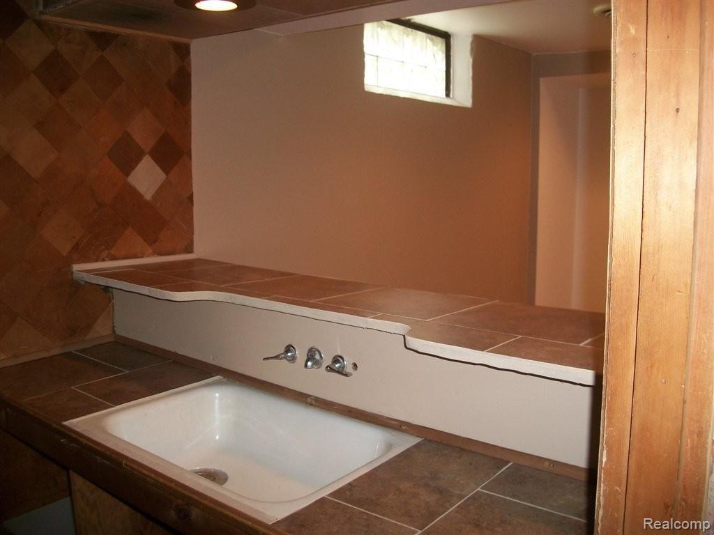 3722 Durham Road Royal Oak, MI 48073 - Photo 10 of 18 017.JPG