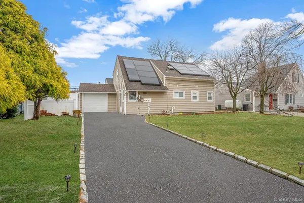 $749,000 | 8 Bent Lane, Levittown, NY 11756
