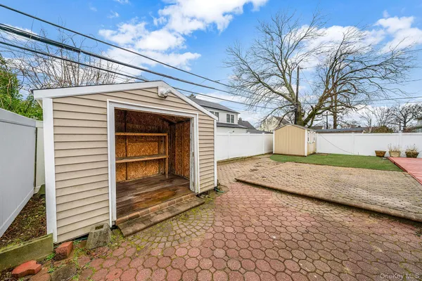 $749,000 | 8 Bent Lane, Levittown, NY 11756