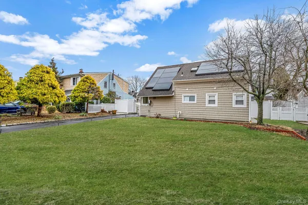 $749,000 | 8 Bent Lane, Levittown, NY 11756