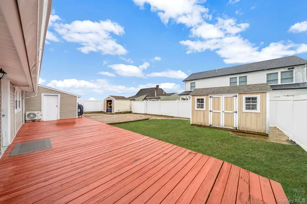 $749,000 | 8 Bent Lane, Levittown, NY 11756