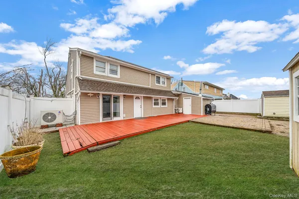 $749,000 | 8 Bent Lane, Levittown, NY 11756