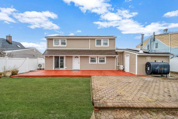 $749,000 | 8 Bent Lane, Levittown, NY 11756