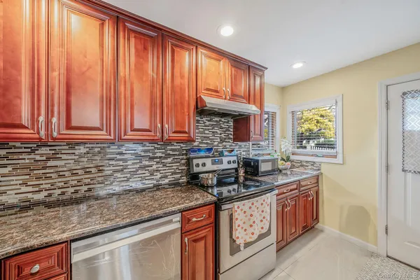 $749,000 | 8 Bent Lane, Levittown, NY 11756