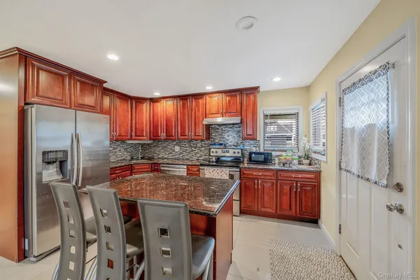 $749,000 | 8 Bent Lane, Levittown, NY 11756
