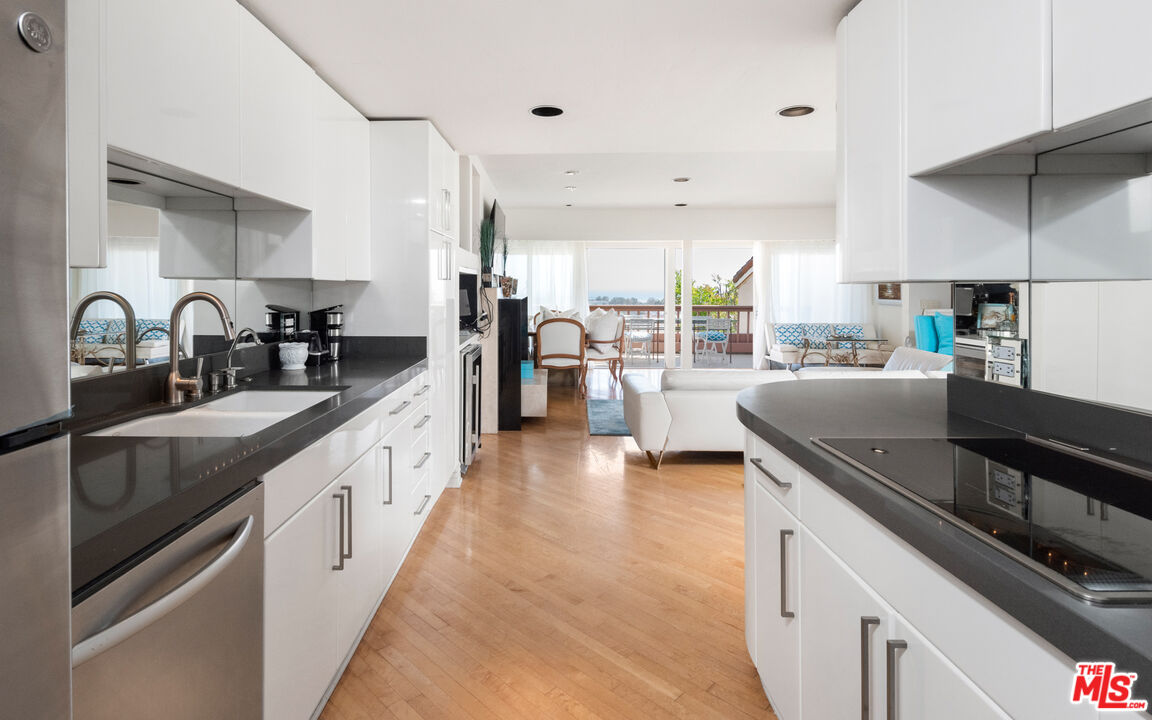 23904 De Way, Unit B Malibu, CA 90265 - Photo 10 of 33 Gallery Image 10
