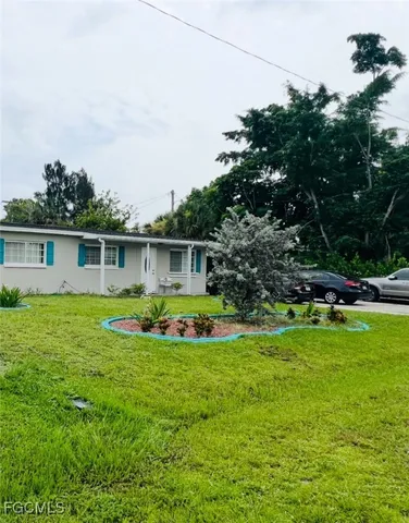 a view of a house with a backyard