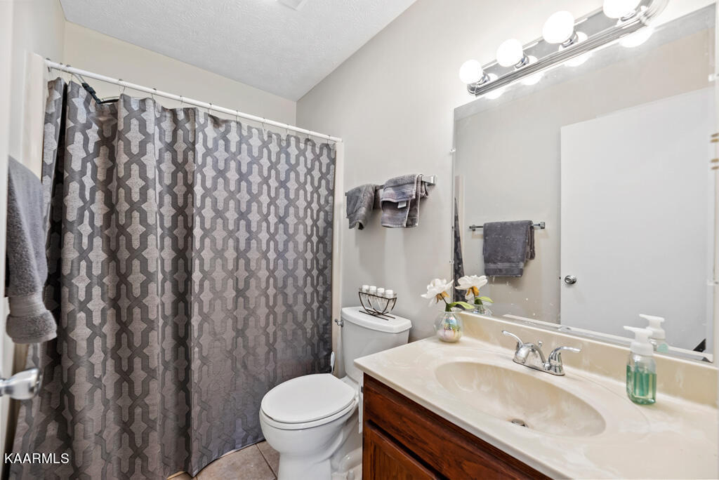 3400 Inverness Road Knoxville, TN 37931 - Photo 8 of 24 Main Bathroom