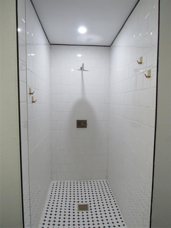 321 Crescent Drive Hewitt, TX 76643 - Photo 12 of 21 a bathroom with a shower