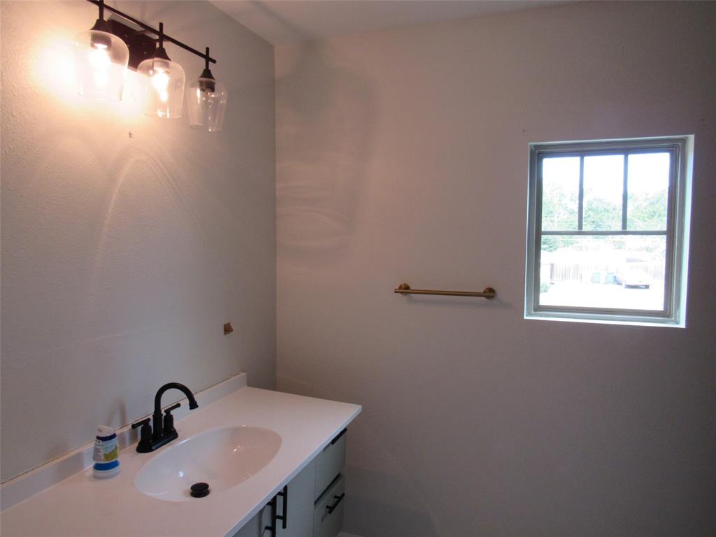 321 Crescent Drive Hewitt, TX 76643 - Photo 15 of 21 a bathroom with a sink and mirror