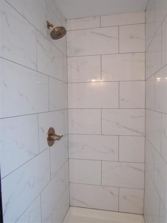321 Crescent Drive Hewitt, TX 76643 - Photo 16 of 21 a bathroom with a shower