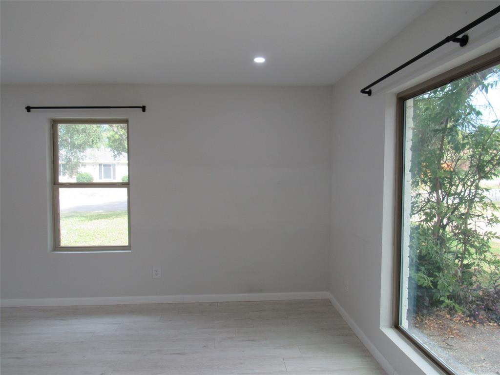 321 Crescent Drive Hewitt, TX 76643 - Photo 18 of 21 an empty room with windows