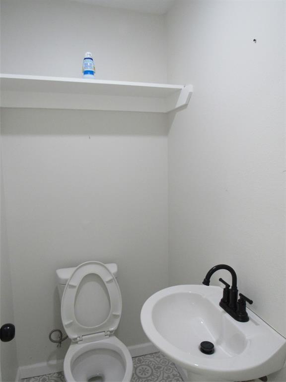 321 Crescent Drive Hewitt, TX 76643 - Photo 19 of 21 a bathroom with a toilet sink and mirror