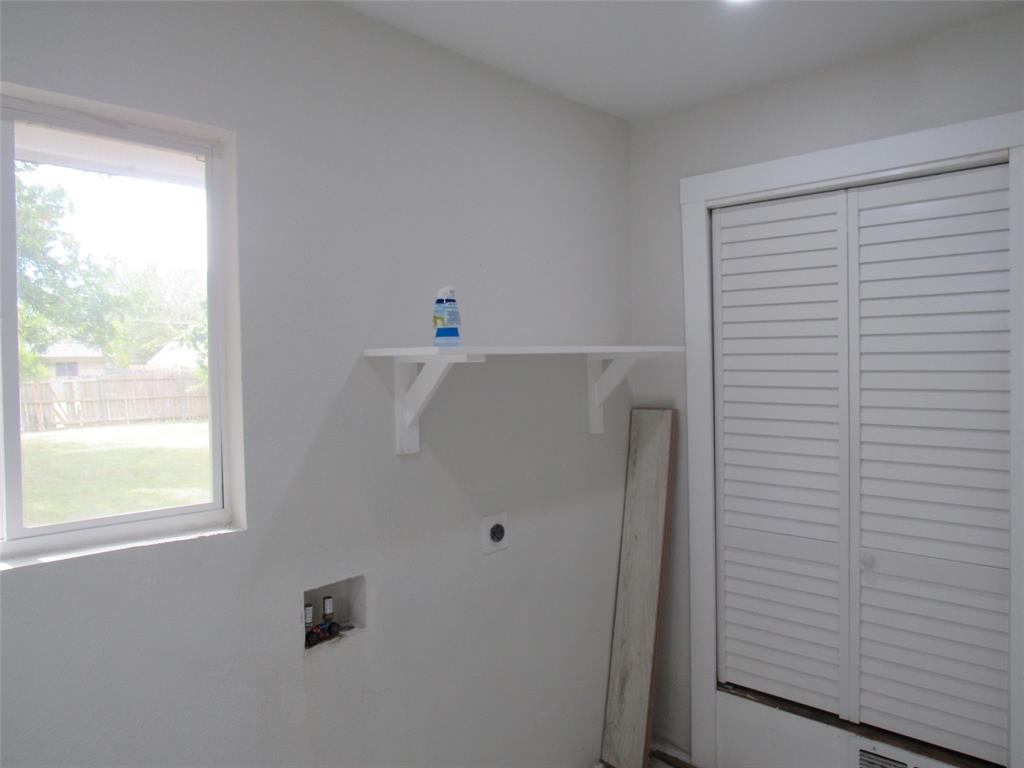 321 Crescent Drive Hewitt, TX 76643 - Photo 20 of 21 a view of walk in closet with window