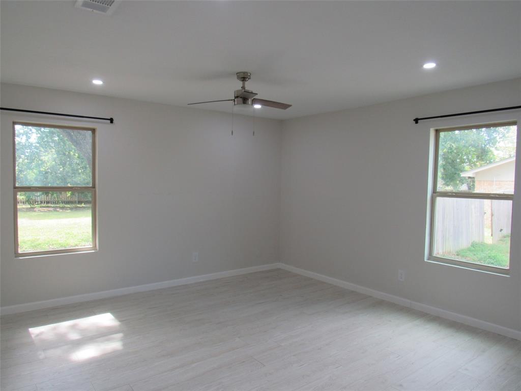 321 Crescent Drive Hewitt, TX 76643 - Photo 10 of 21 an empty room with a window and a ceiling fan