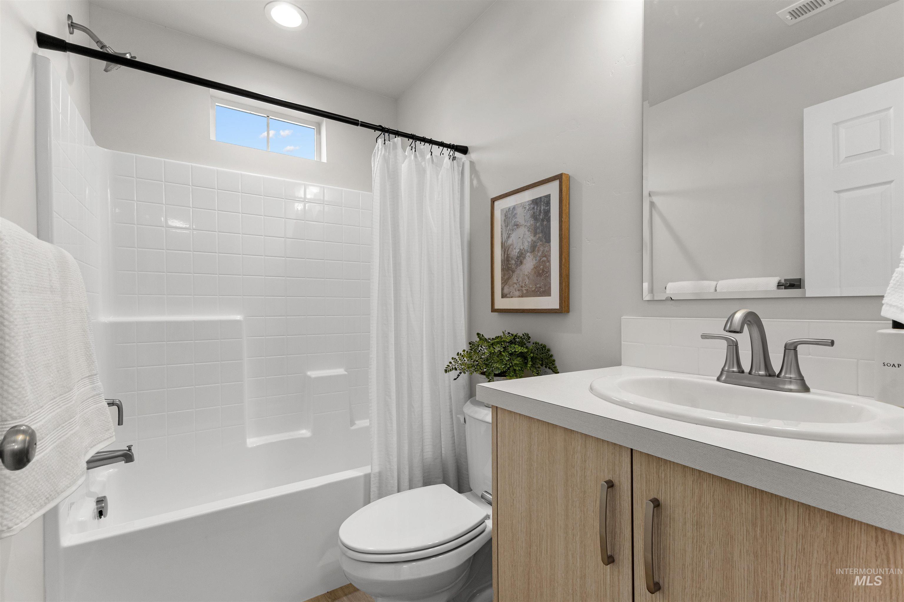 2526 West Fallon Loop Nampa, ID 83651 - Photo 26 of 32 Full bath with shower / bathtub combination with curtain, vanity, and decorative backsplash