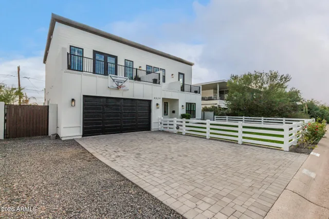 a view of a house with backyard