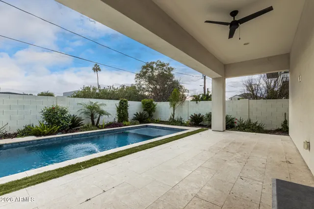 a view of a backyard