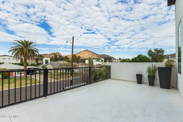 a view of entryway with washer and dryer