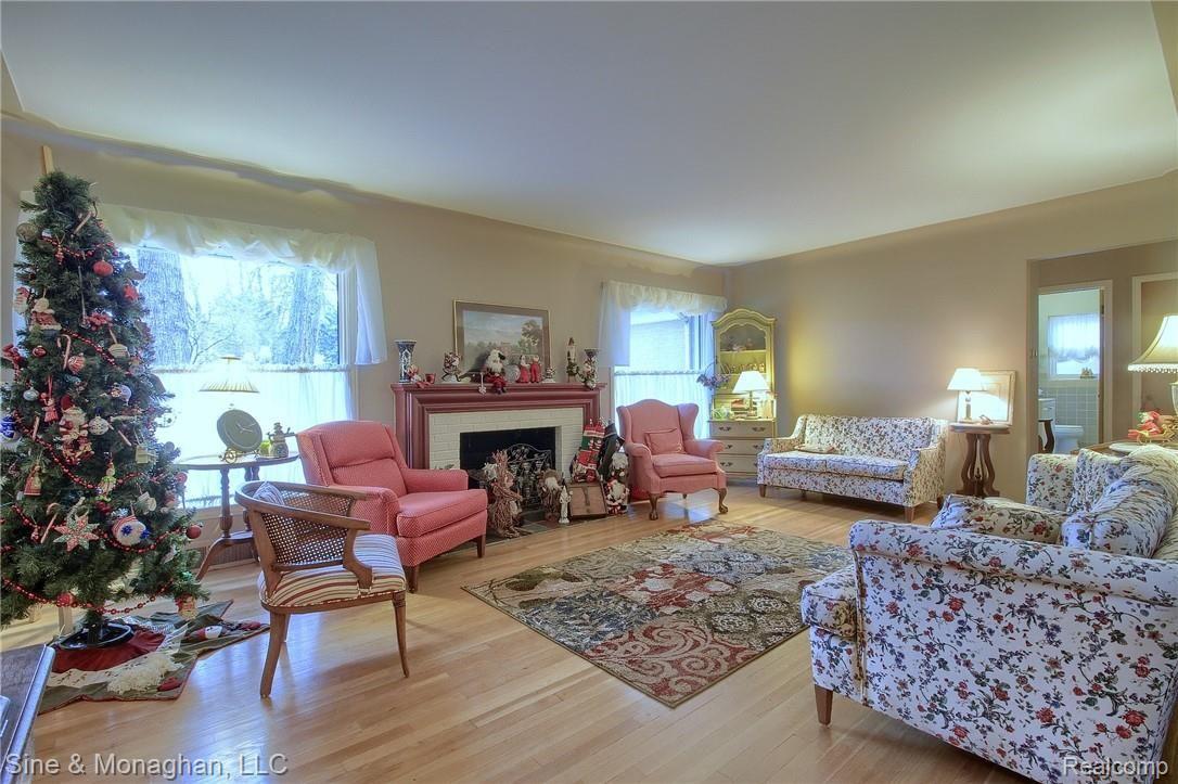 319 Lothrop Road Grosse Pointe, MI 48236 - Photo 3 of 29 5-Living Room.jpg