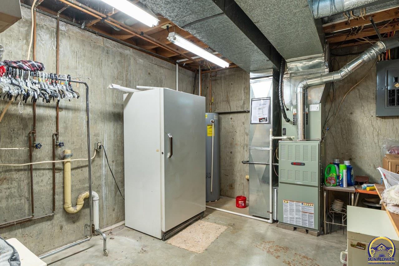 1038 Southwest Randolph Avenue Topeka, KS 66604 - Photo 40 of 46