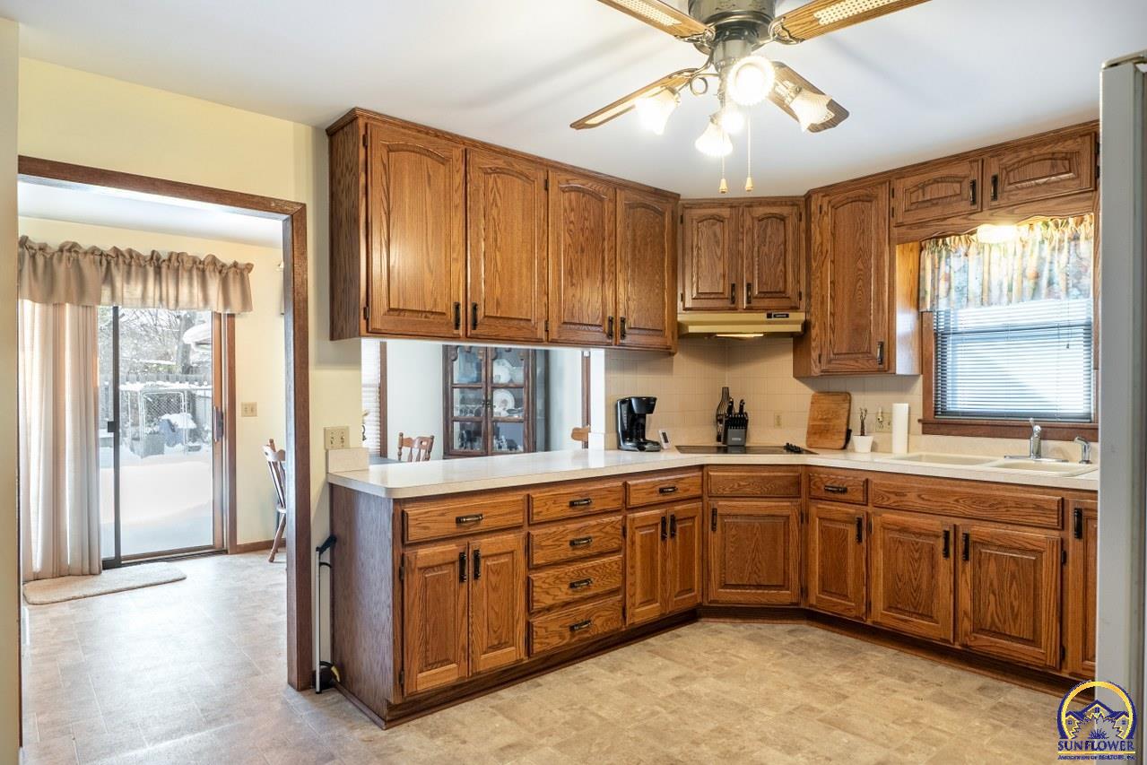 1038 Southwest Randolph Avenue Topeka, KS 66604 - Photo 6 of 46