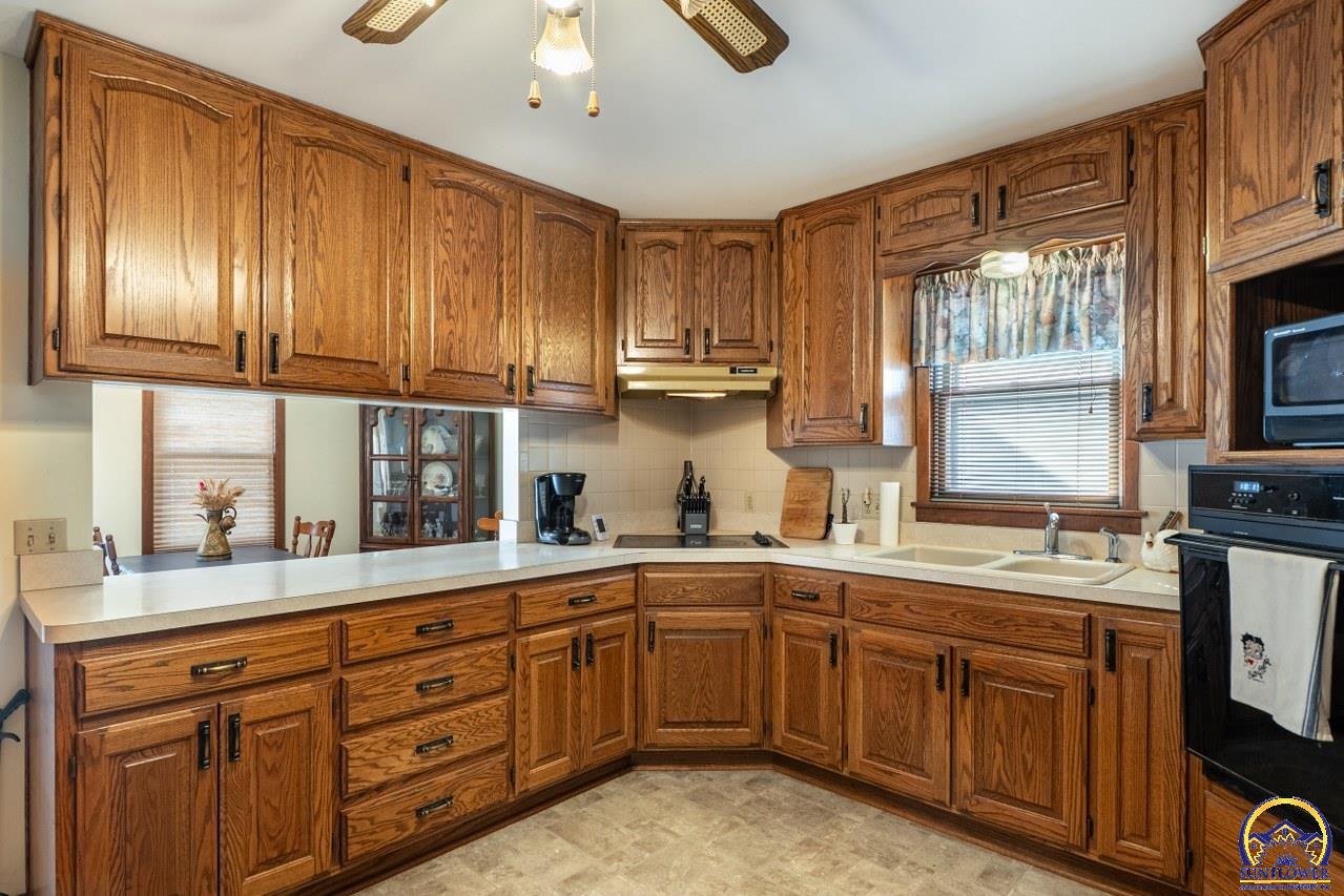 1038 Southwest Randolph Avenue Topeka, KS 66604 - Photo 7 of 46