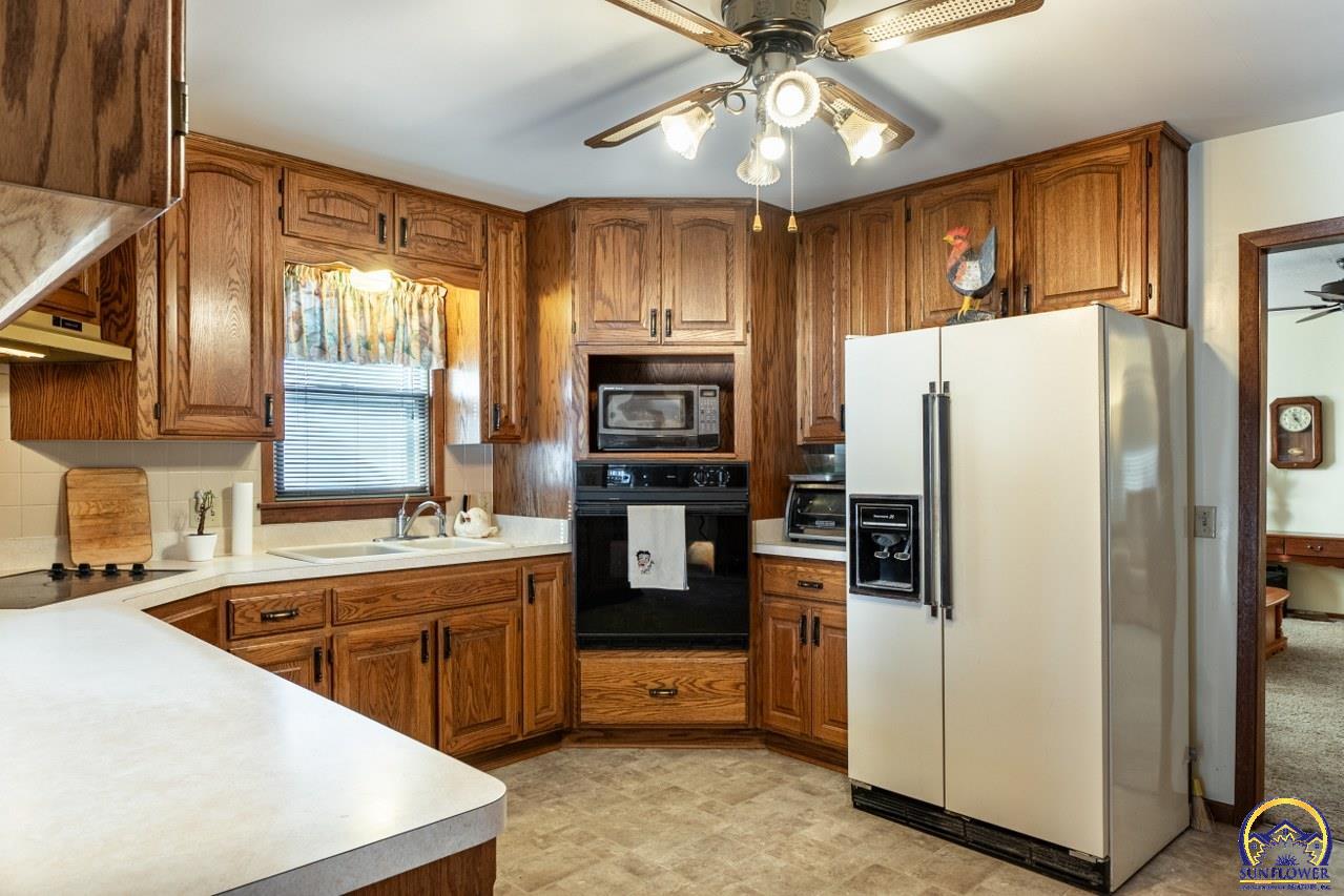 1038 Southwest Randolph Avenue Topeka, KS 66604 - Photo 8 of 46