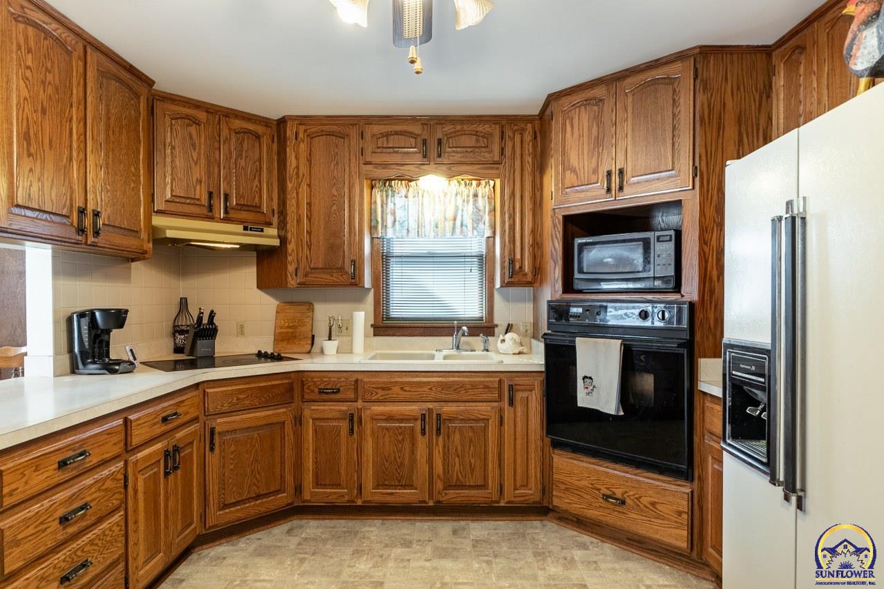 1038 Southwest Randolph Avenue Topeka, KS 66604 - Photo 9 of 46