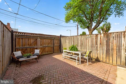 a chairs and a table in a backyard