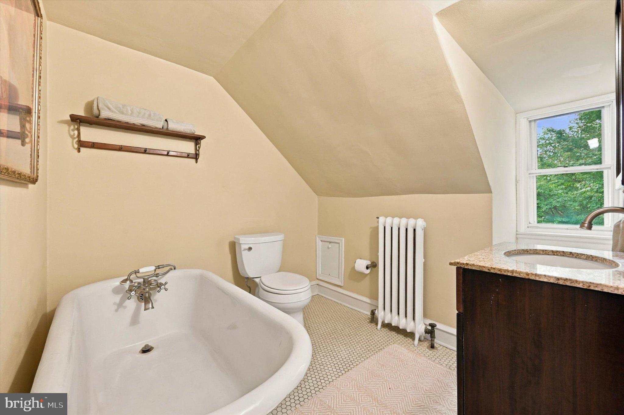 7811 Winston Road Philadelphia, PA 19118 - Photo 28 of 39 3rd Floor Bath