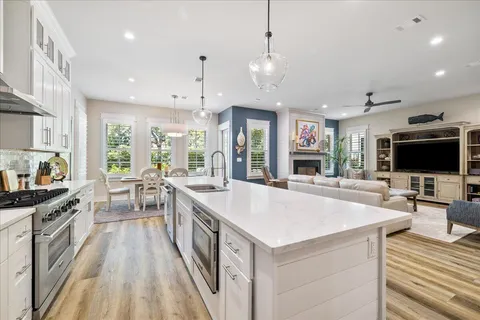 a large kitchen with kitchen island a large island in it