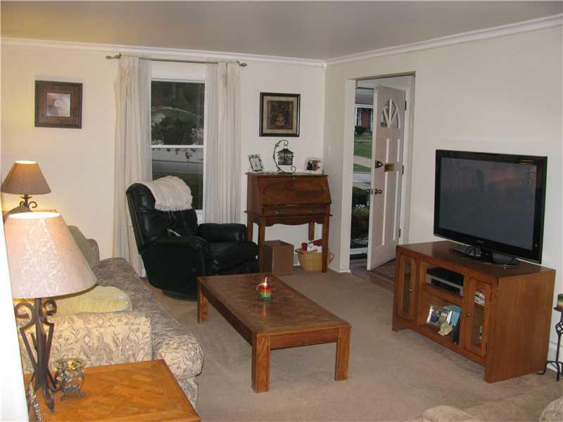 152 Parkedge Road Green Tree, PA 15220 - Photo 5 of 24 Living Room.