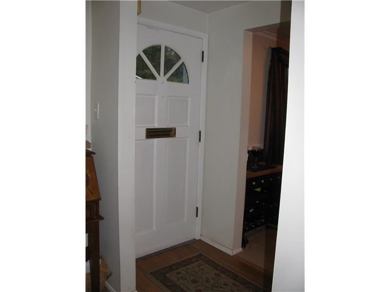 152 Parkedge Road Green Tree, PA 15220 - Photo 6 of 24 Entry/Foyer.