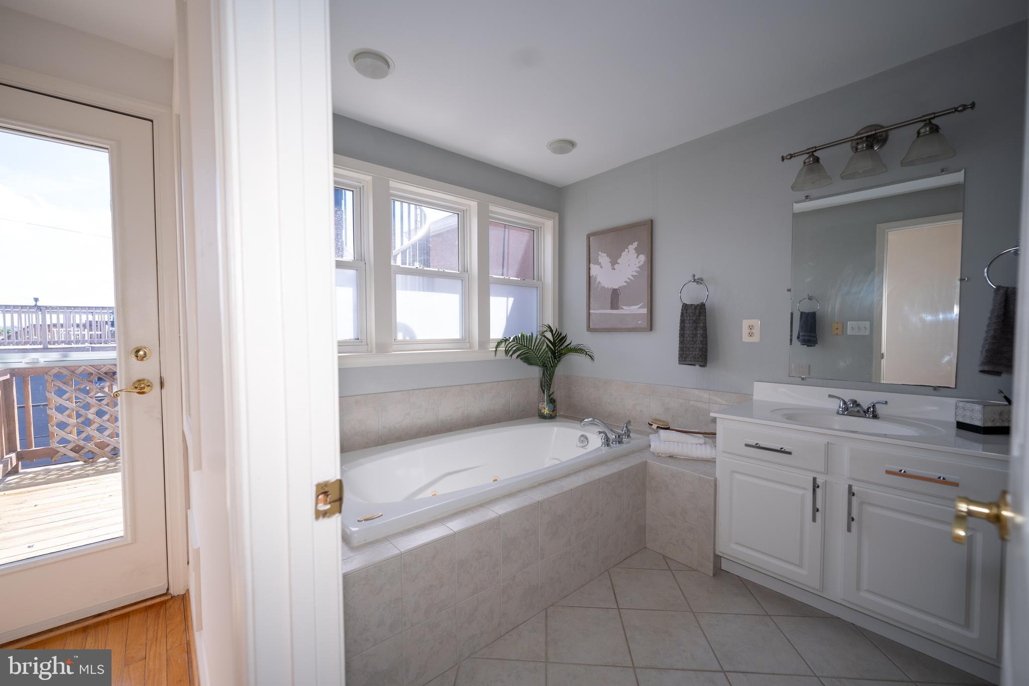 1229 Riverside Avenue Baltimore, MD 21230 - Photo 38 of 81 Luxurious main bathroom with jetted soaking tub