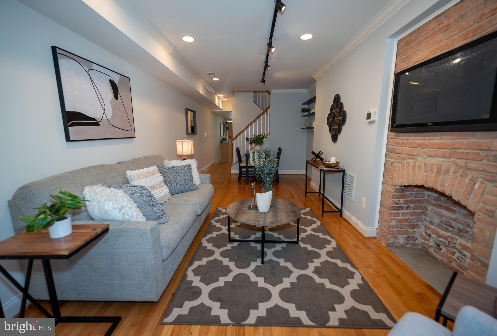 1229 Riverside Avenue Baltimore, MD 21230 - Photo 7 of 81 Large living room lots of accents