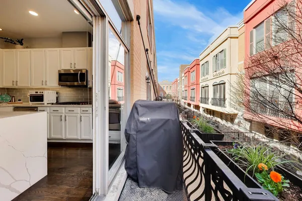 $874,900 | 511 North Peoria Street, Chicago, IL 60642