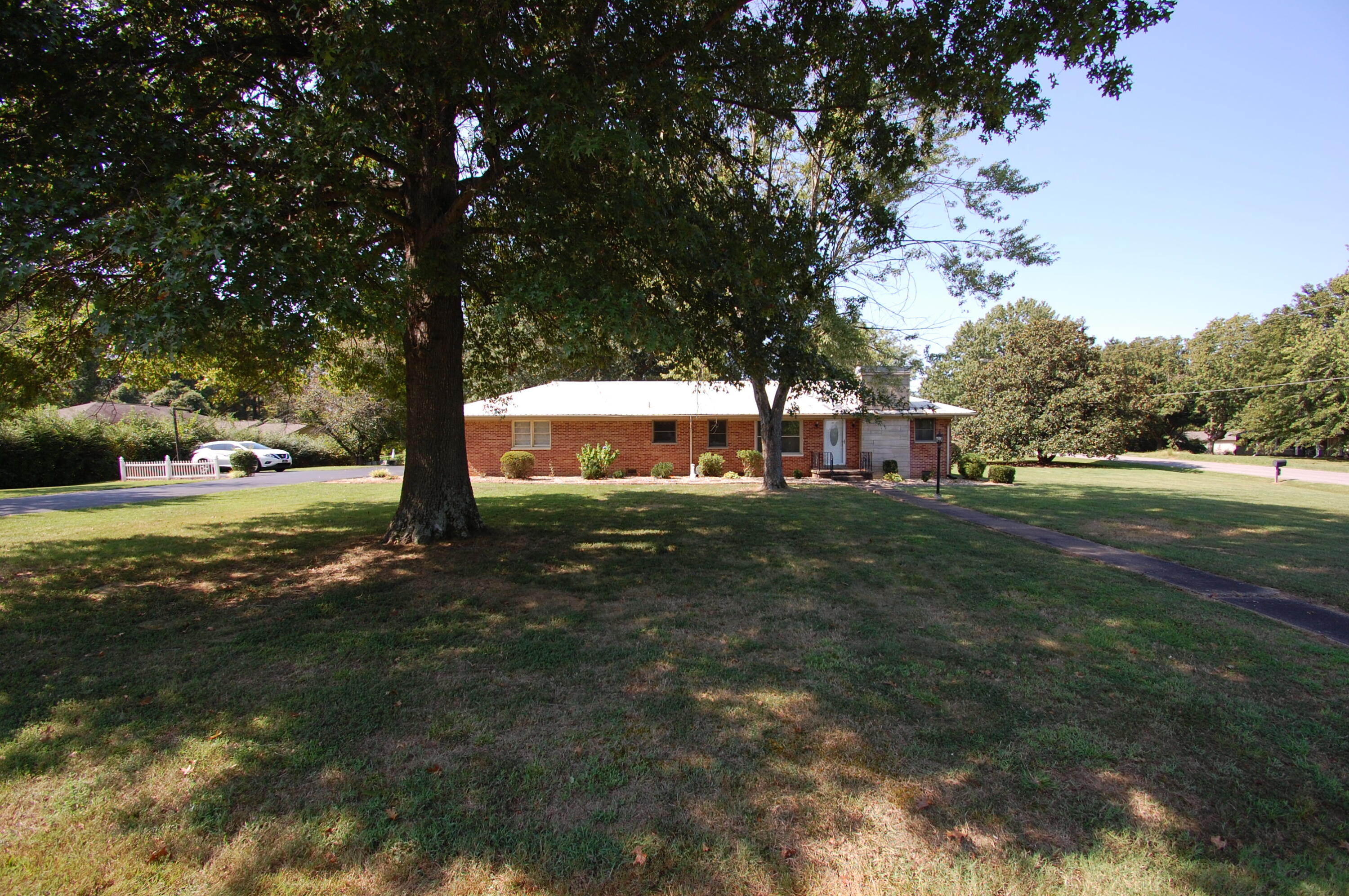 150 Maple Court Paducah, KY 42003 - Photo 2 of 27 DSC_0011