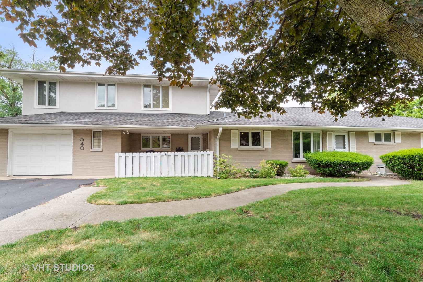 540 Briarhill Road Glenview, IL 60025 - Photo 1 of 19 a front view of a house with a yard