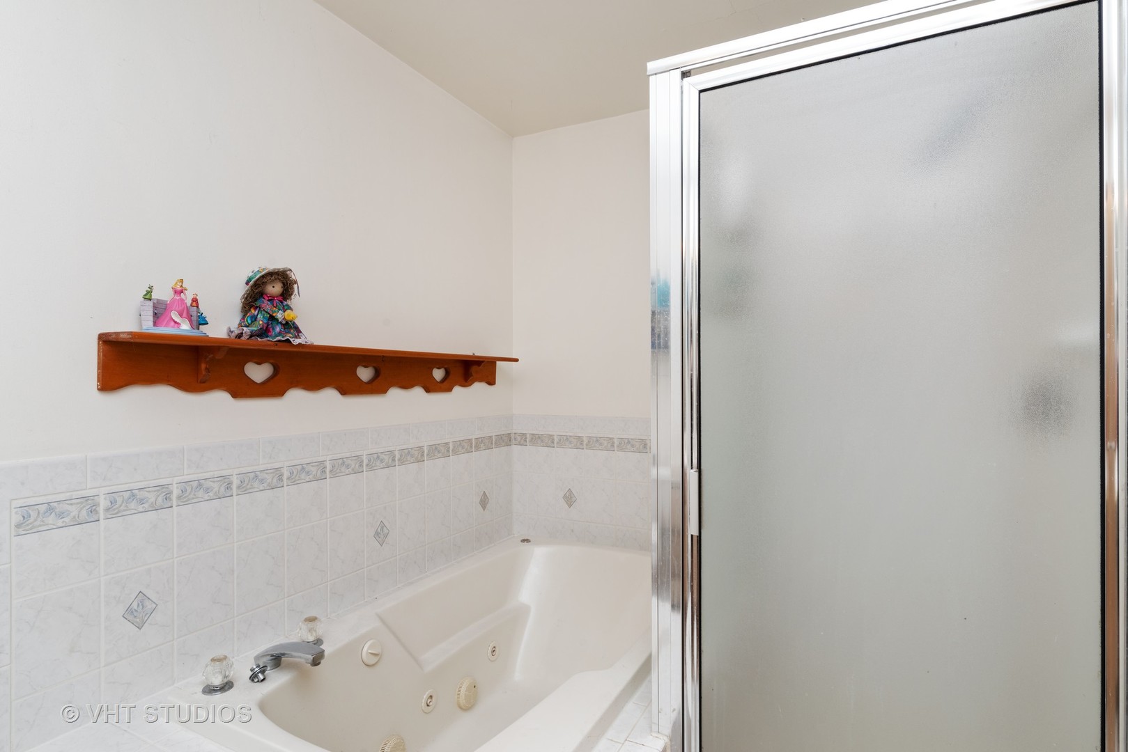 540 Briarhill Road Glenview, IL 60025 - Photo 12 of 19 a bathroom with a bathtub and a shower