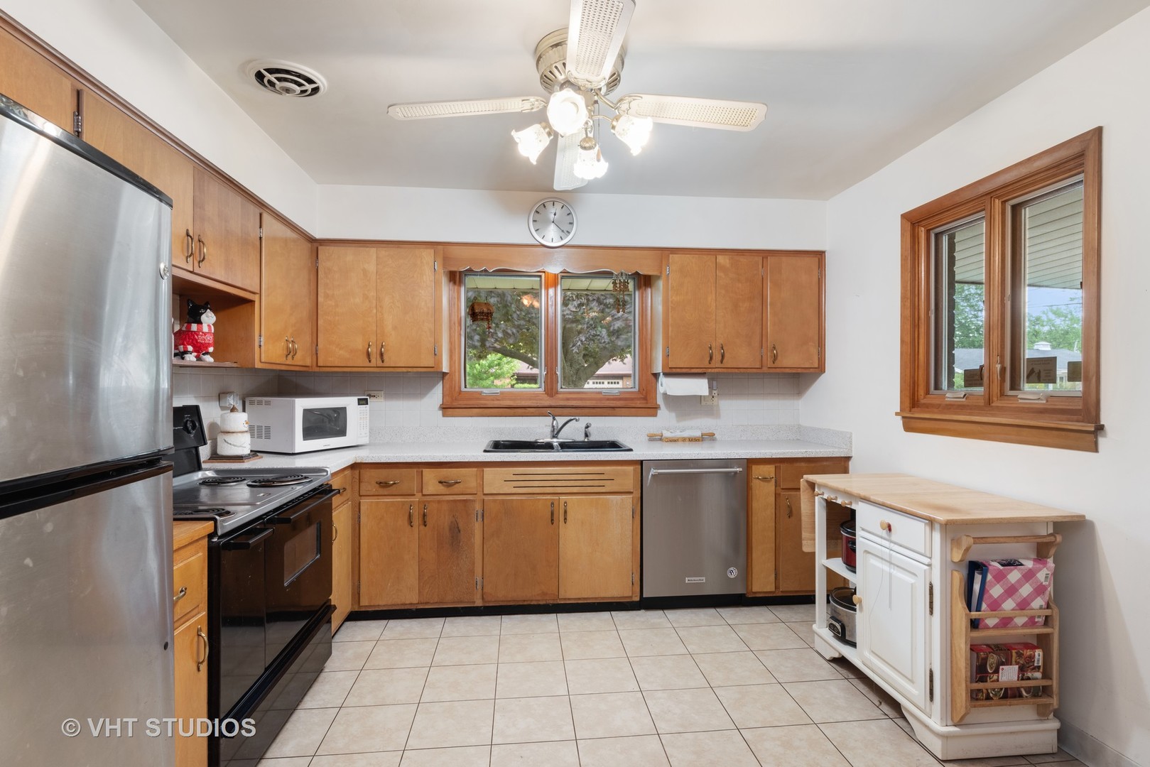 540 Briarhill Road Glenview, IL 60025 - Photo 4 of 19 a kitchen with a stove a sink and a refrigerator