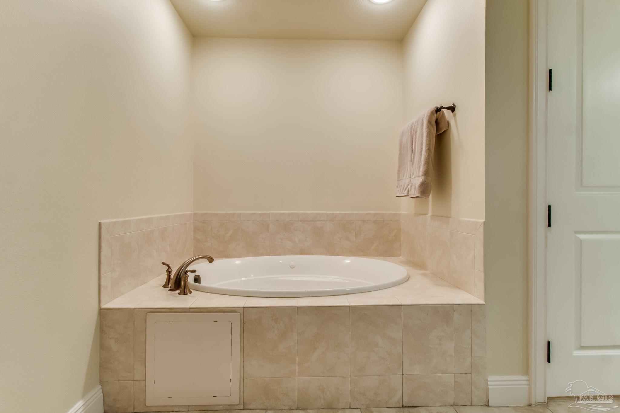 14500 River Road, Unit 406 Pensacola, FL 32507 - Photo 20 of 45 a bathroom with a bathtub