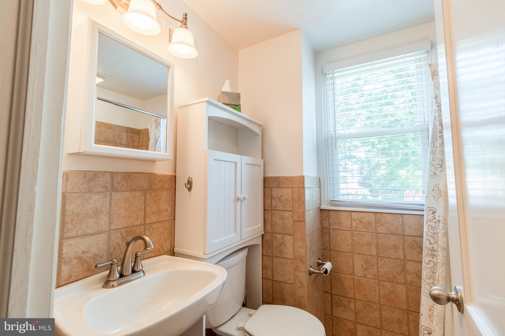 202 Sandra Road Wilmington, DE 19803 - Photo 20 of 25 Updated shared bath in the hall