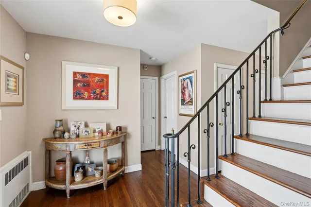 $1,549,000 | 30 Glenwood Lane, East Hills, NY 11577